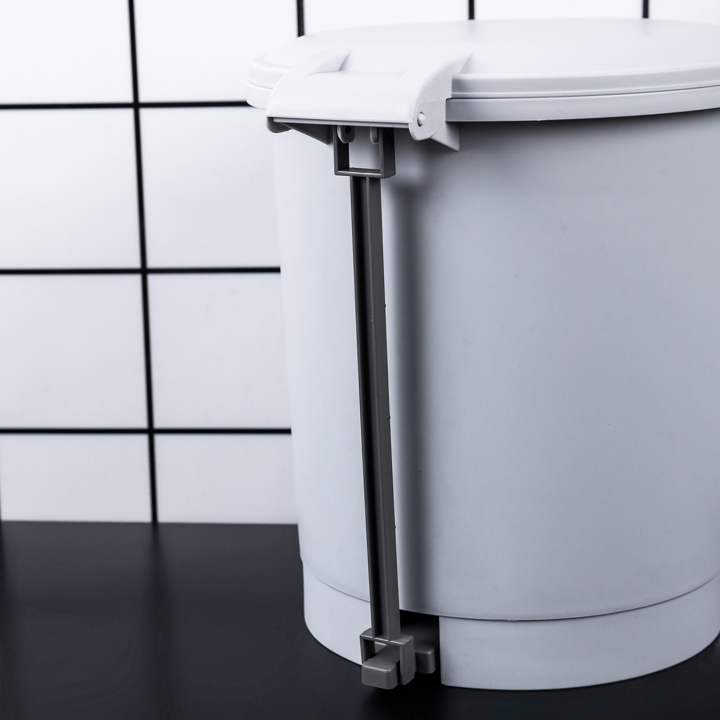 bote de basura del ba&ntilde;o