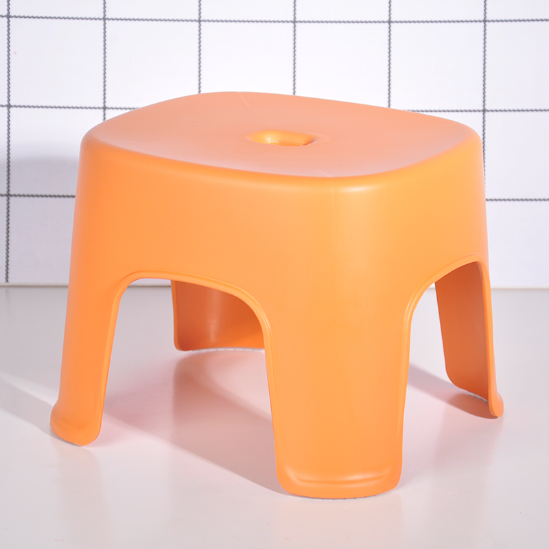 El versátil taburete de plástico: un esencial moderno